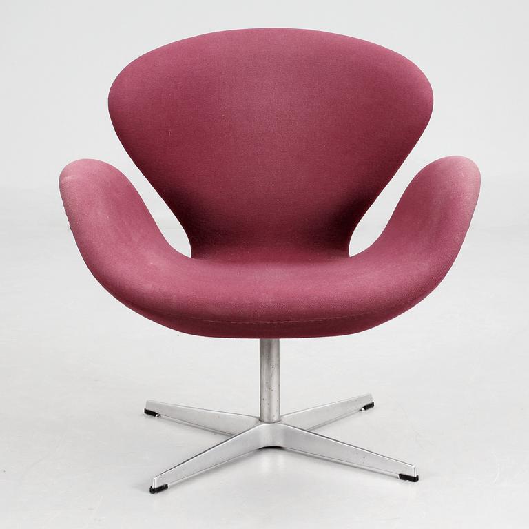 FÅTÖLJ, "Svanen" av Arne Jacobsen för Fritz Hansen, Danmark.