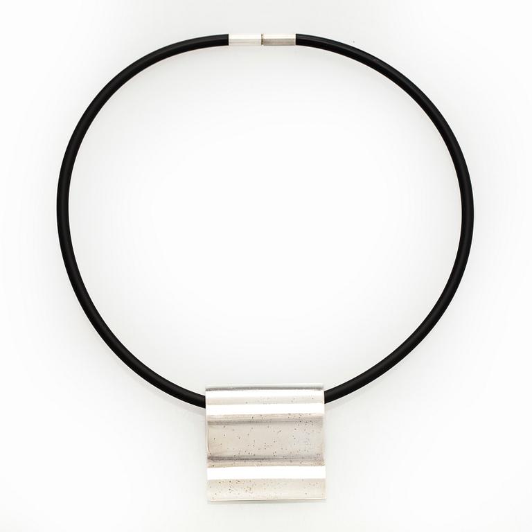 Nanna Ditzel, hängsmycke/brosch, "Surf", sterling silver, Georg Jensen, Danmark.