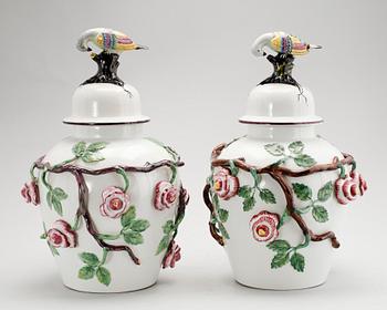 LOCKURNOR, 2 st snarlika, porslin, Rörstrand, 1900-talets mitt.