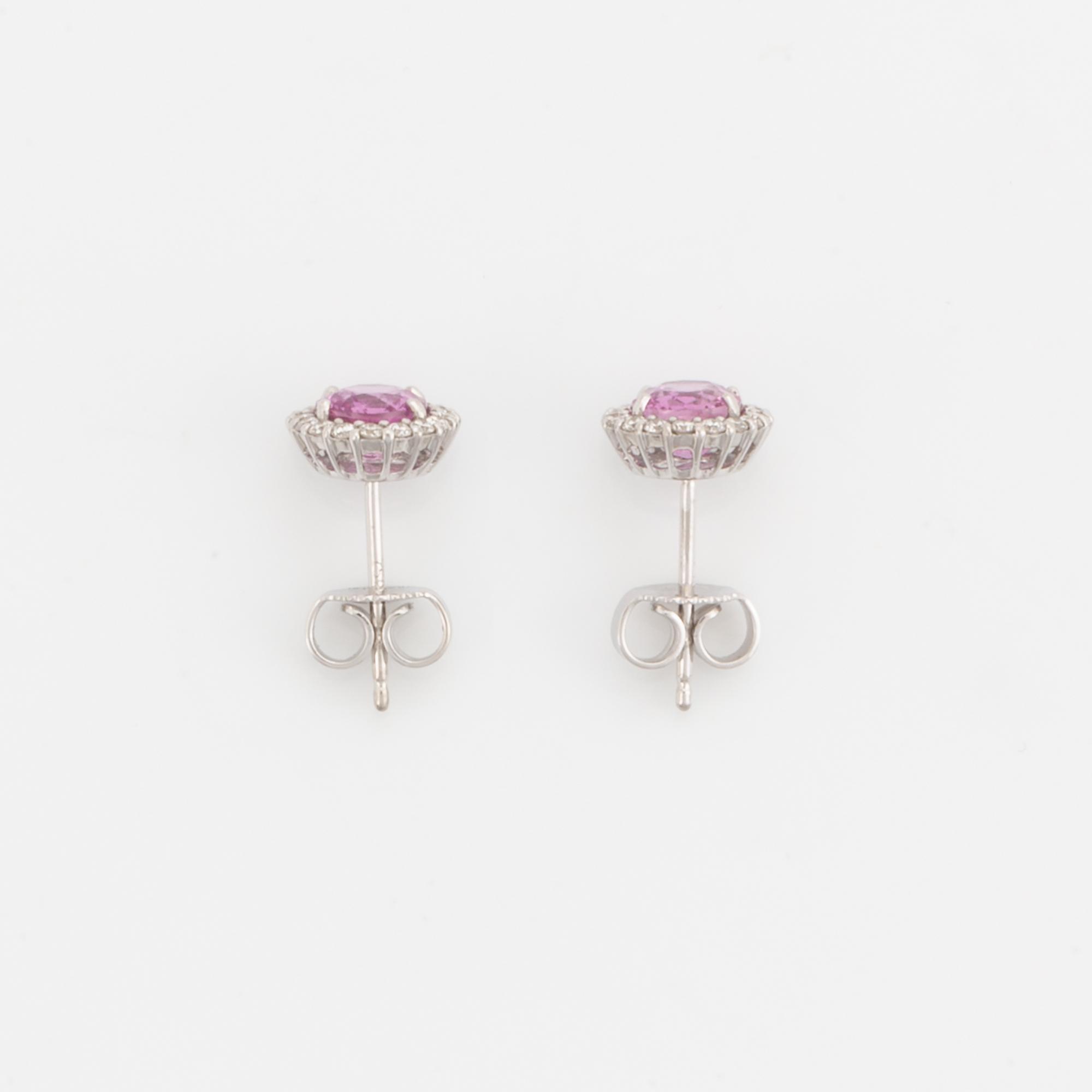Örhängen med rosa safirer och briljantslipade diamanter.