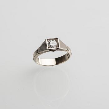 RING, 18 k vitguld med briljantslipad diamant, ca 0,40 ct. Vikt ca 4,9 g.