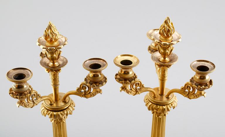 KANDELABRAR, 1 par, förgylld brons, senempire, 1800-talets första hälft.
