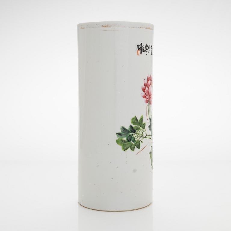A chinese brush vase, first half of 20th Century.