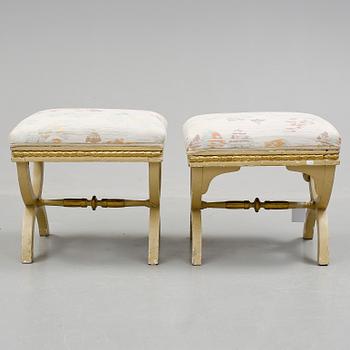 TABURETTER, ett par, sengustavianska, omkring år 1800.