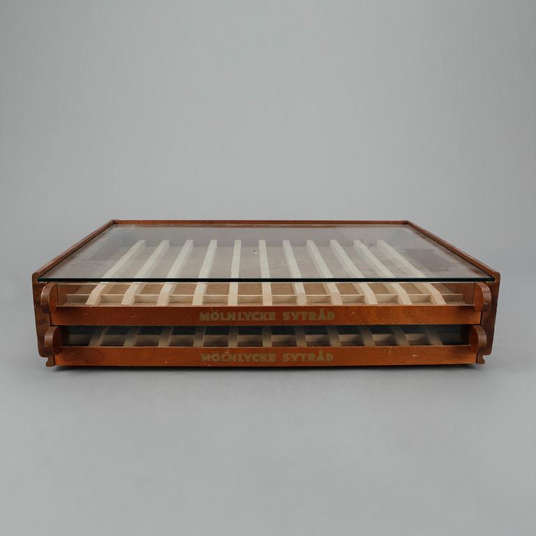 BUTIKSLÅDA, för trådrullar, 1900-talets mitt.