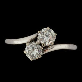 RING, 18 k vitguld med 2 briljantslipade diamanter, totalt 0,75ct, Stockholm, 1954. Vikt ca 2 g.