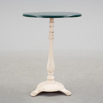 A pair of cast iron chais with wooden seats and a cast iron table, early 20th century.