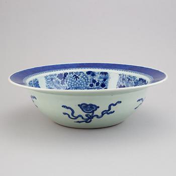 Tvättfat, porslin. Qingdynastin, 1800-tal.
