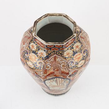 A lidded Imari urn, Japan, Meiji (1868-1912).