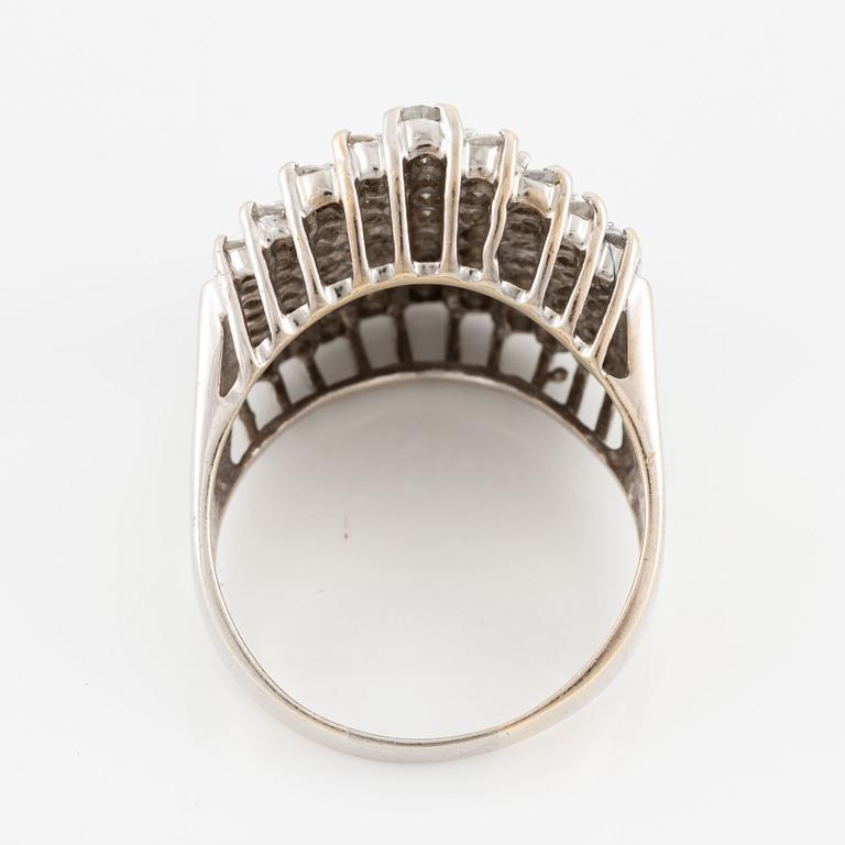 Ring, 14K white gold with brilliant-cut diamonds.