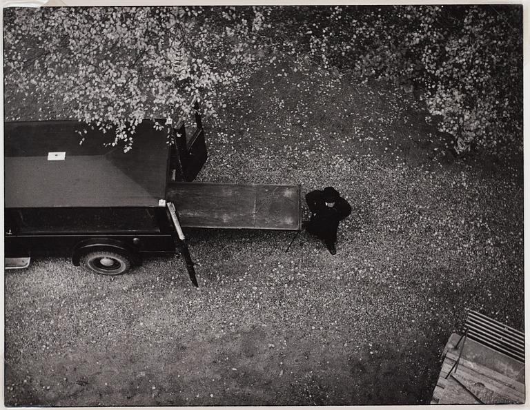 Sune Jonsson, "Begravningsfölje, Nyåker, Nordmalings socken, 1956", ur "Byn med det blå huset".