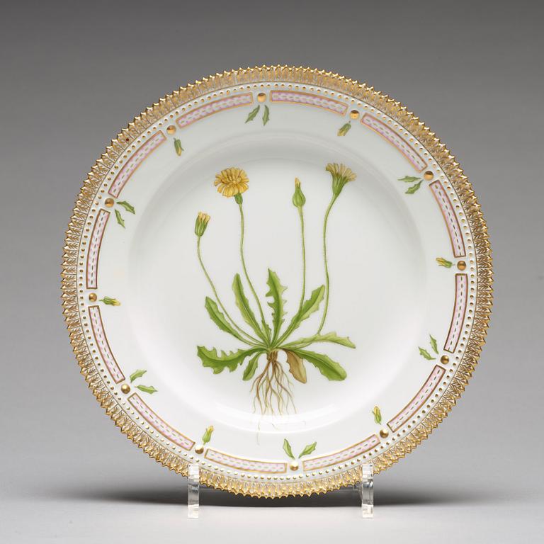 A set of 12 large Royal Copenhagen 'Flora Dancia' dinner plates, Denmark, 20th Century.