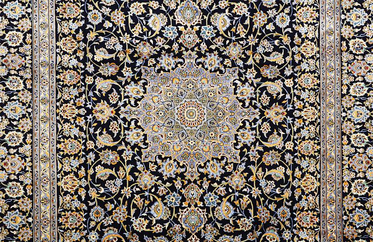 A Kashan carpet, c. 421 x 293 cm.