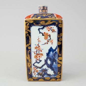 A japanese imari bottle, Meiji period (1868-1912).