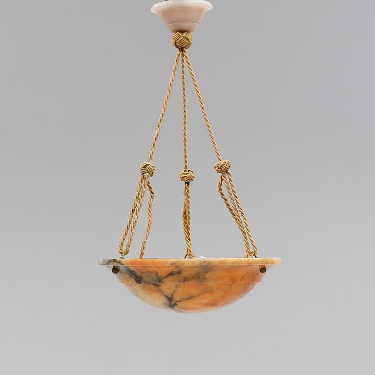 TAKAMPEL, alabaster, 1900-talets första hälft. Höjd ca 58 cm.
