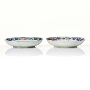 Skålfat, ett par, porslin. Qingdynastin, Kangxi (1662-1722).