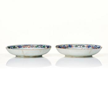 A pair of imari verte buddhist lion and phoenix dishes, Qing dynasty, Kangxi (1662-1722).