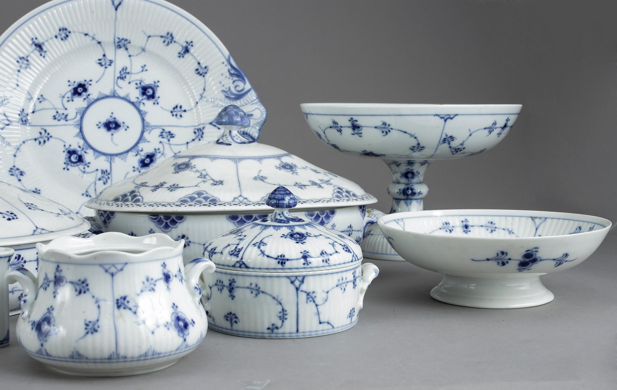 SERVIS, 96 delar, porslin, "Musselmalet", Royal Copenhagen, 1900-talets andra hälft.