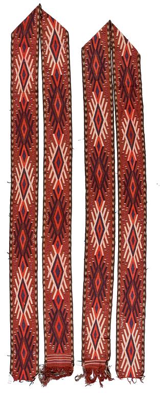 TÄLTBAND, två delar. Semiantikt Turkmenskt. 840x32,5 resp. 794x32,5 cm. Slätväv.
