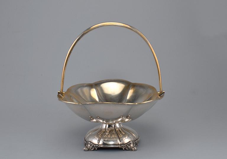 A BREAD BASKET, 13L silver. Roland Mellin, Helsinki 1880. Weight 730 g.