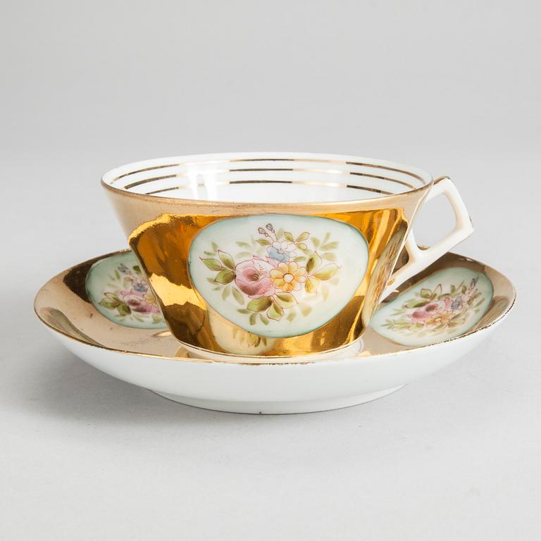 TEKOPPAR med FAT, 5 st, porslin, Kuznetsov, Ryssland 1890-1913.