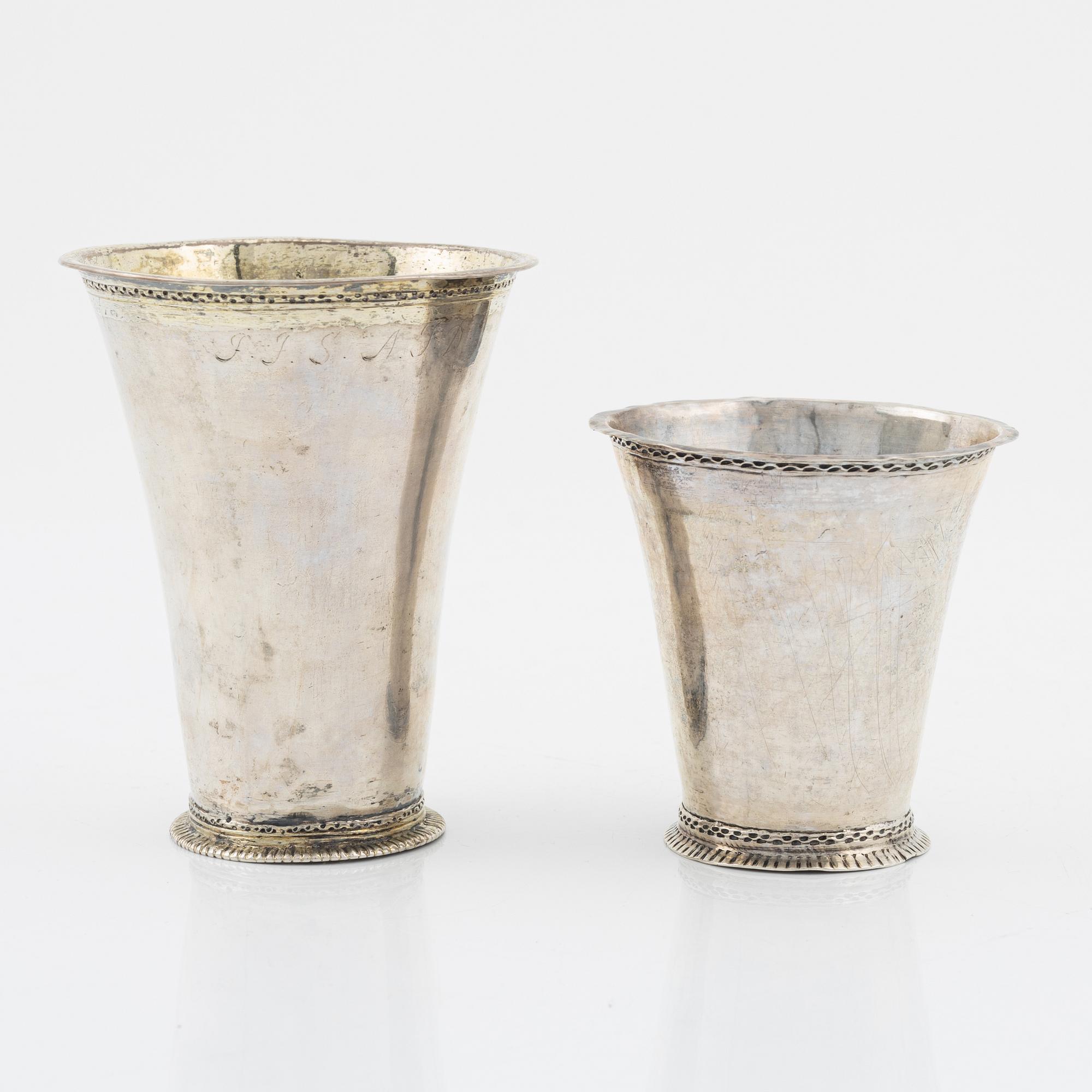 Bägare, 2 st, silver, Berndt Halck, Halmstad 1768 och Matthias Grahl, Göteborg 1762.