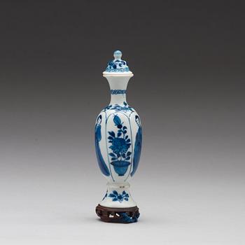 A blue and white bottle with cover, Qing dynasty, Kangxi (1662-1722).