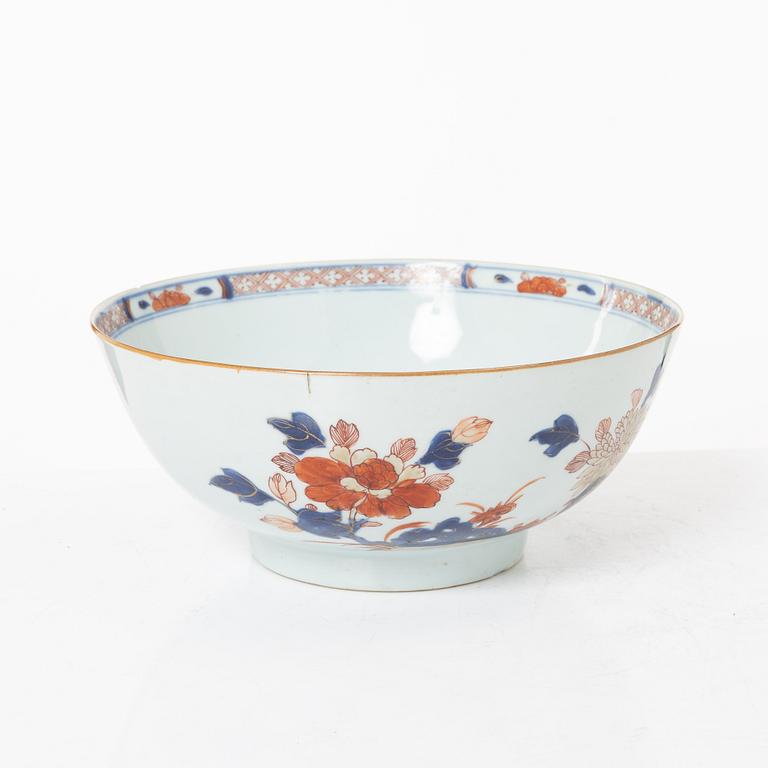 A porcelain bowl, China, Qing dynasty, Qianlong, 1736-95.