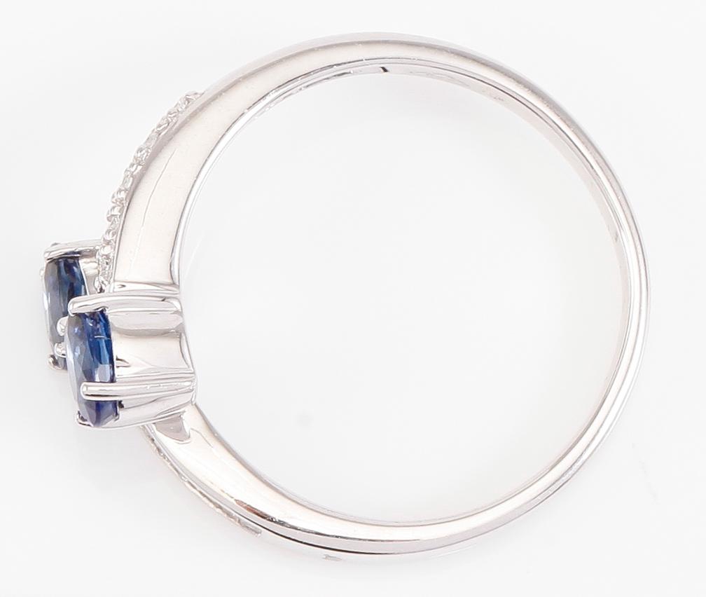 RING, 14K vitguld, safirer och diamanter.