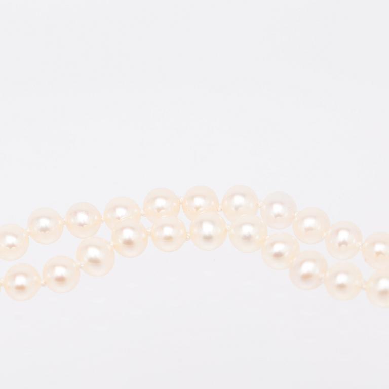 Necklace, freshwater pearls with a clasp in 18K gold.