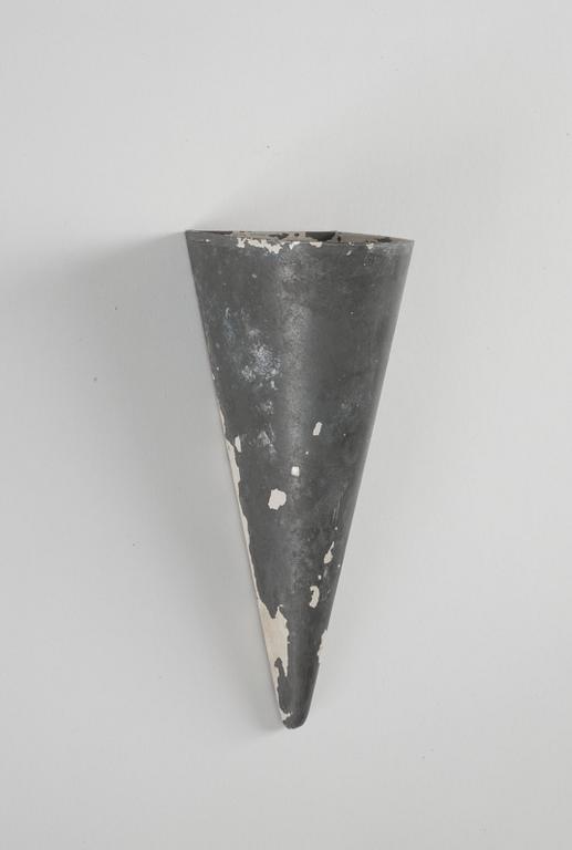 A set of 5+1 Alvar Aalto white lacquered metal wall lights for the Paimio Sanatorium, Taito Oy, Finland circa 1933.