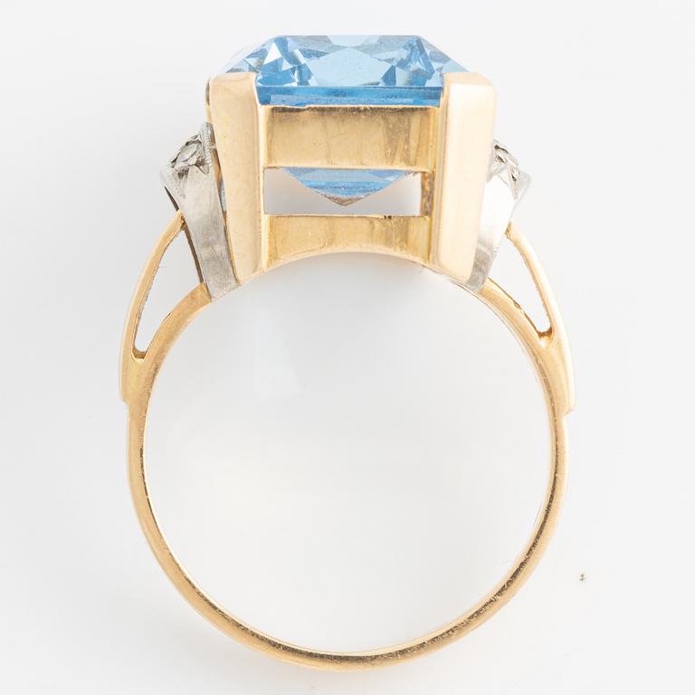 Ring in 18K gold with a synthetic blue stone and single-cut diamonds.