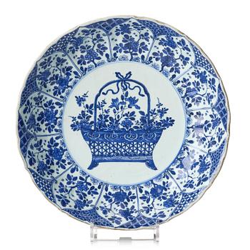 1090. Fat, porslin. Qingdynastin, Kangxi (1662-1722).