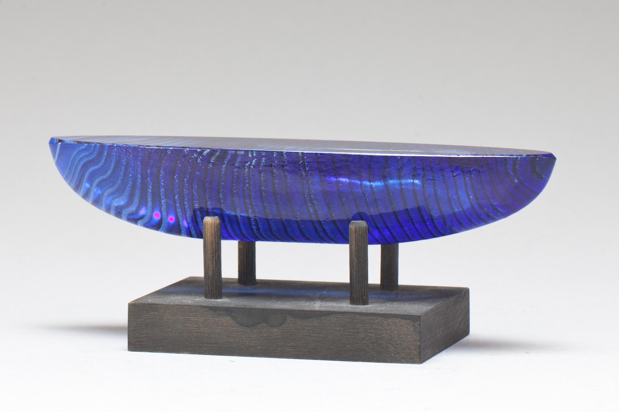 SKULPTUR, glas samt FLASKA, Bertil Vallien, Kosta Boda. 1900-talets slut.