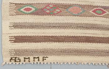 MATTA. "Åkerbär, ljus". Gobelängteknik. 199 x 125 cm. Signerad AB MMF BN.