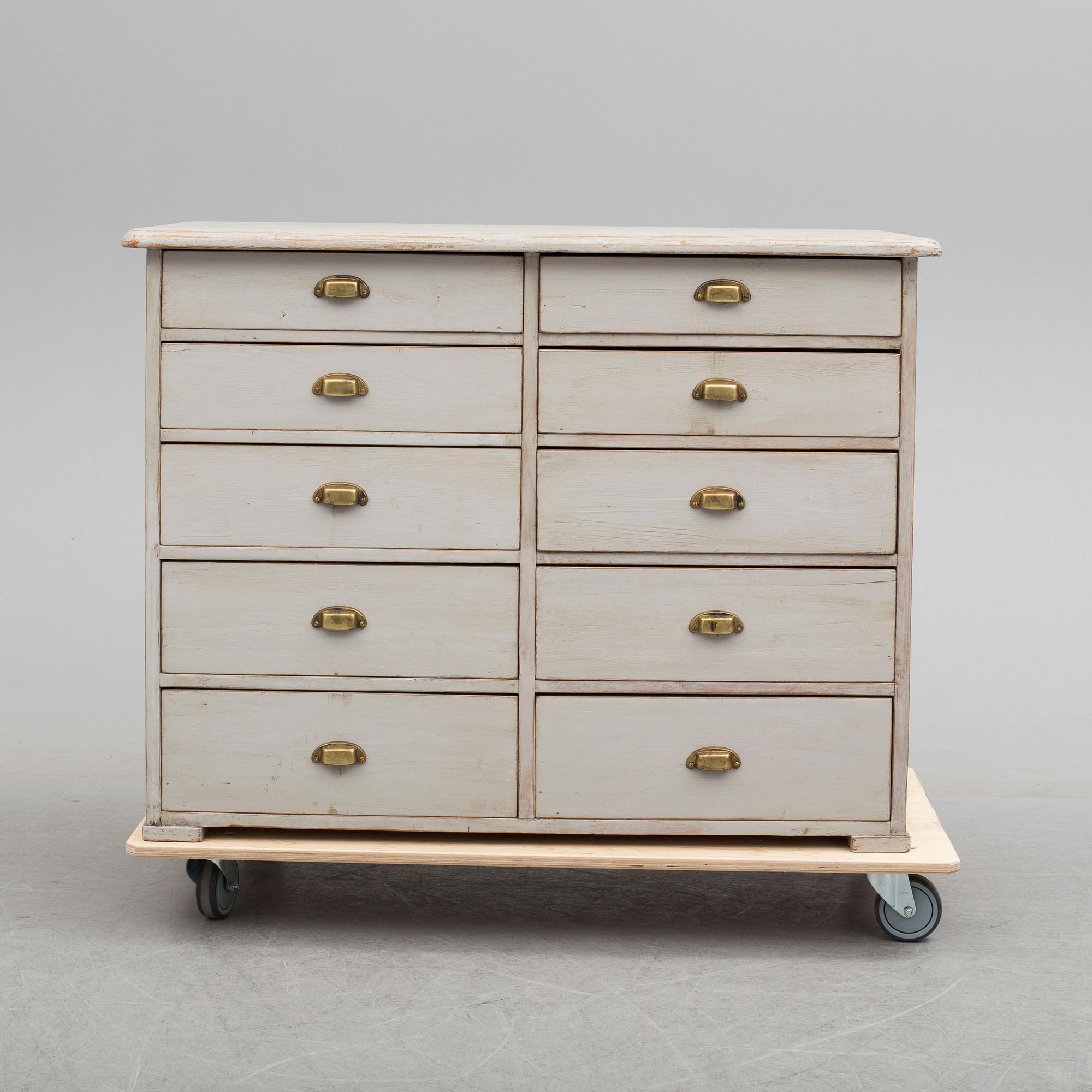 A chest of drawers from around year 1900.