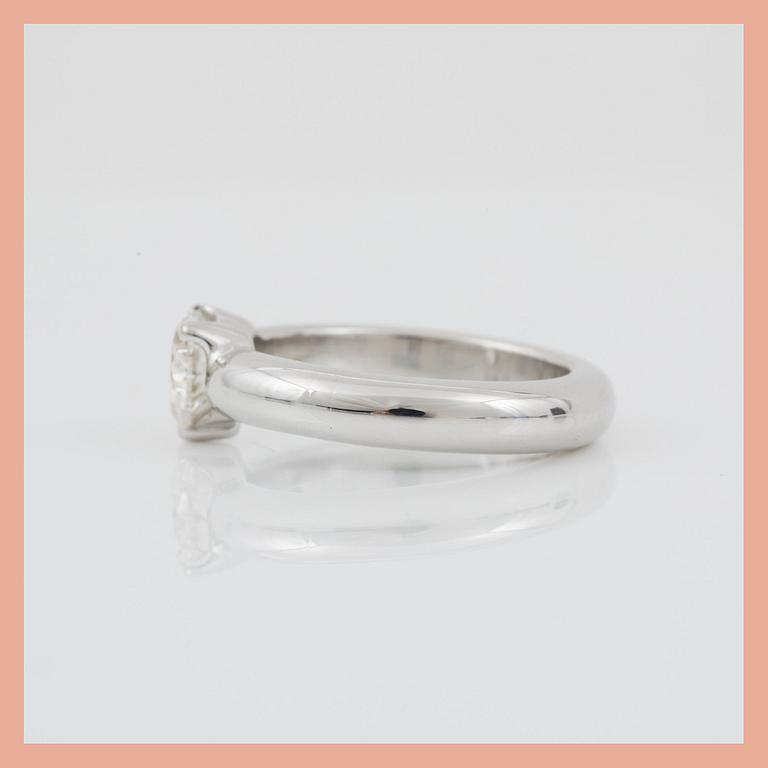 RING med hjärtslipad diamant 0.85 ct. Kvalitet ca F/VS2 enligt certifikat från DPL.