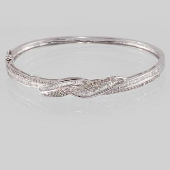 ARMRING, 18K vitguld med briljant och baguettslipade diamanter 1.08 ct. Vikt 12,3 gram.