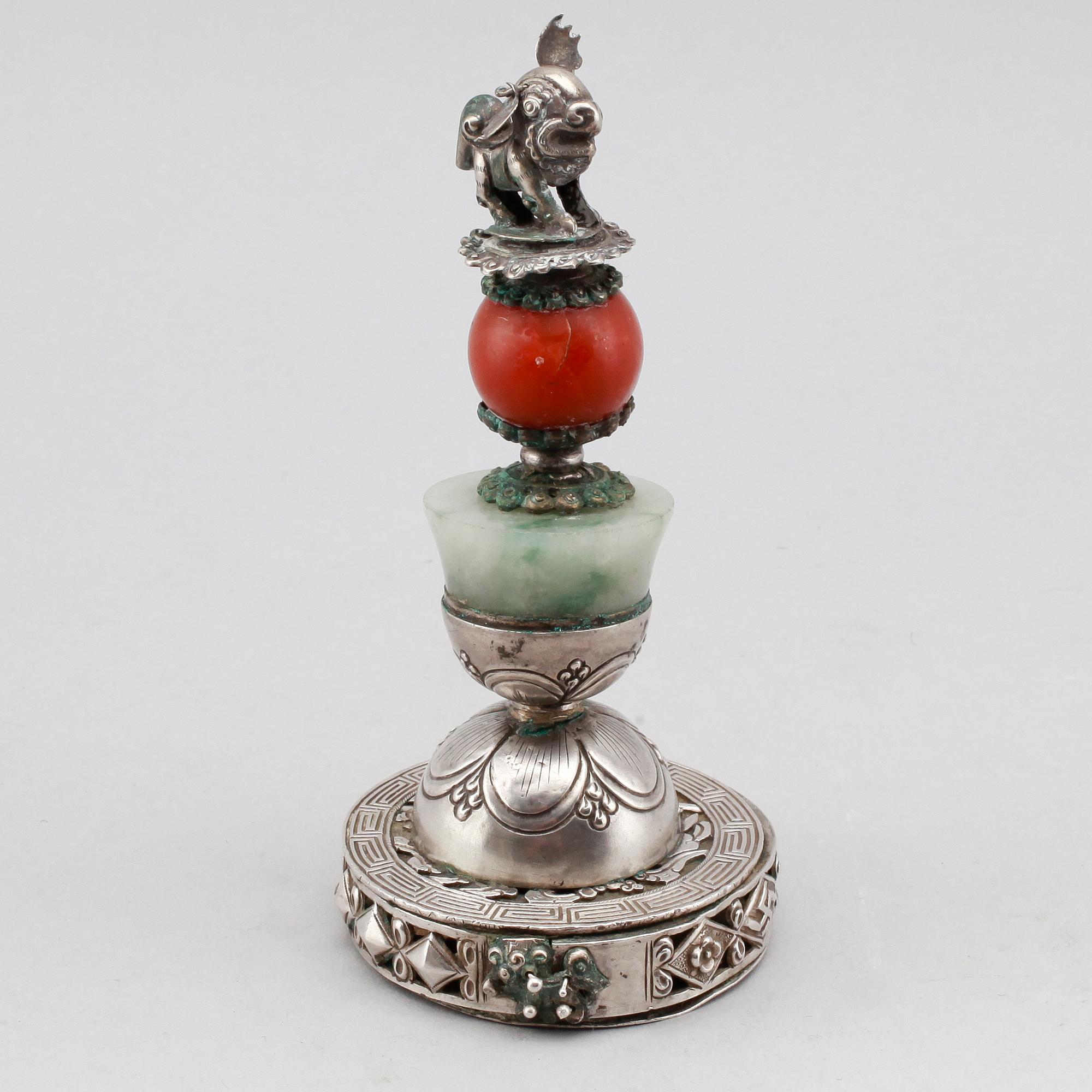 HATTPRYDNAD, Kina, silver och nefrit, 1900-talets första hälft.