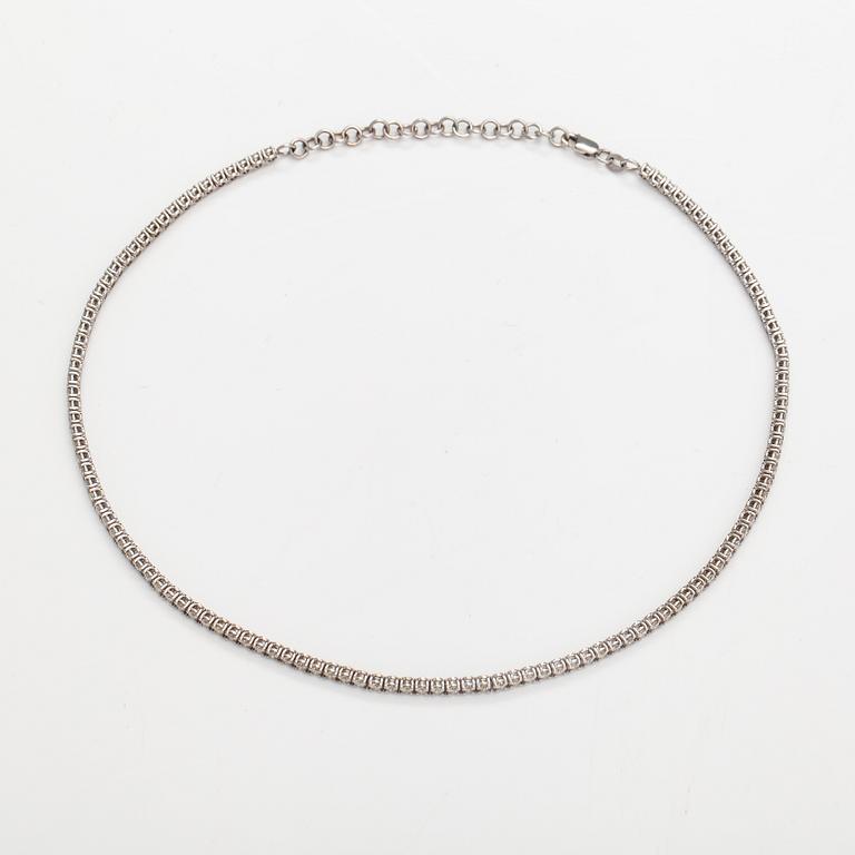 Tennishalsband/-armband, 14K vitguld, diamanter ca 5.10 ct tot. Med AIG-certifikat.
