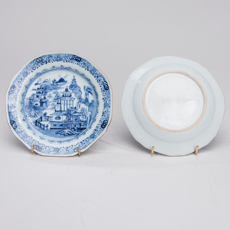 TALLRIKAR, 13 ST, porslin, Kina, Qianlong 1736-1795.