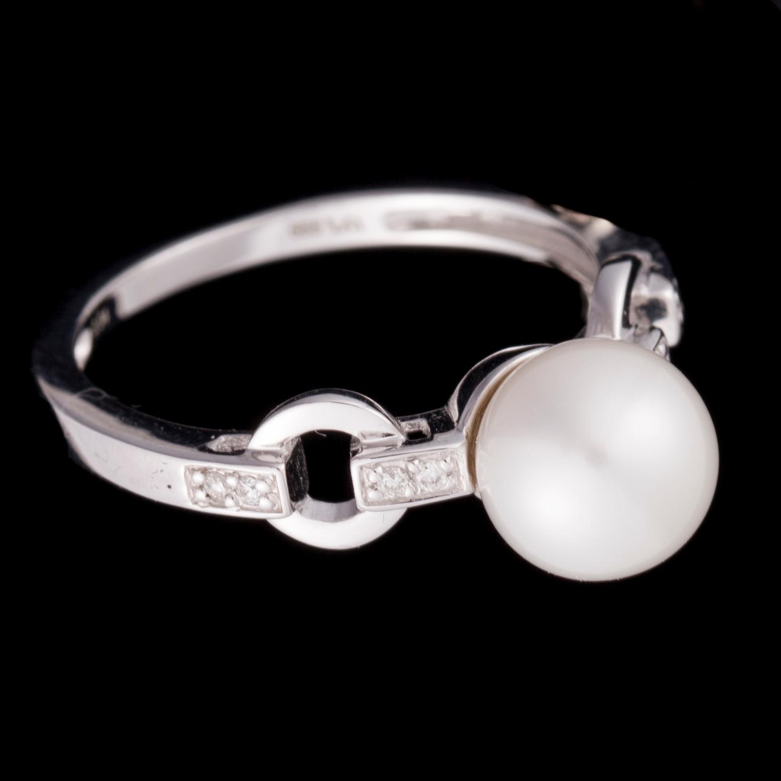 RING, 14K guld, 8 små diamanter tot. ca 0,08 ct, pärla, stämplad med Stockmann-logo. Vikt 2,8 g.
