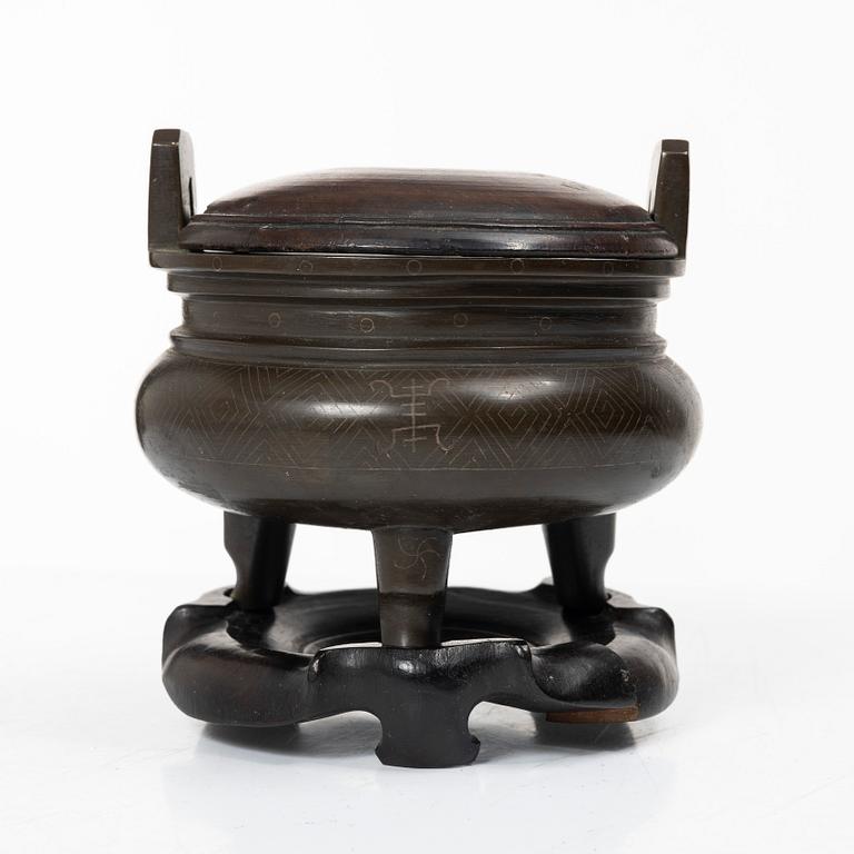 A tripod, Japan, early 20th century.