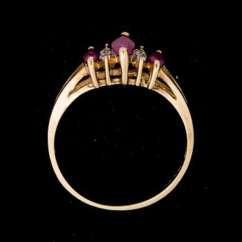 RING, 10K guld med små rubiner och diamanter. Vikt ca 1,5 gram.