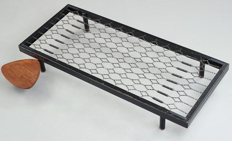 JEAN PROUVÉ & CHARLOTTE PERRIAND, dagbädd med sidobord, "Scal No 450" "Antony", Frankrike, ca 1954.