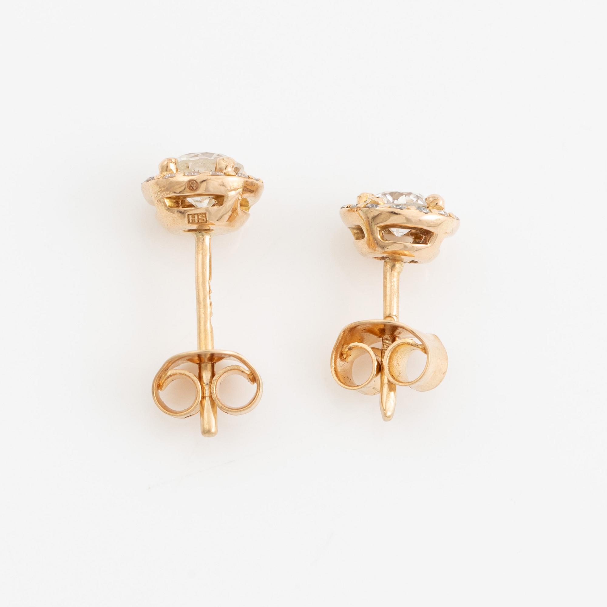 Earrings 18K gold with old-cut diamonds and side stones of brilliant-cut diamonds.