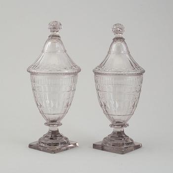 URNOR MED LOCK, ett par, glas 17/1800-tal.
