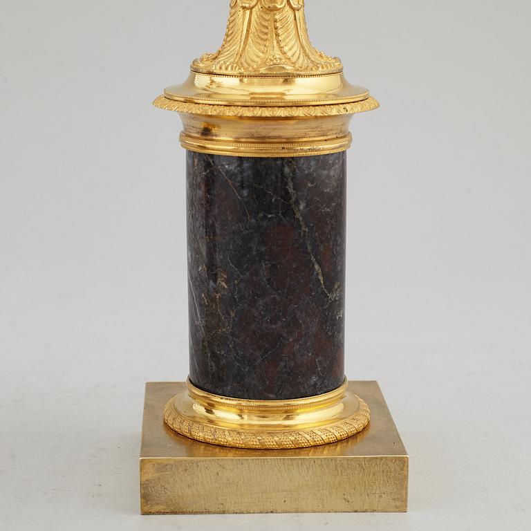 KANDELABRAR, ett par, förgylld brons och marmor, 1800-talets första hälft.