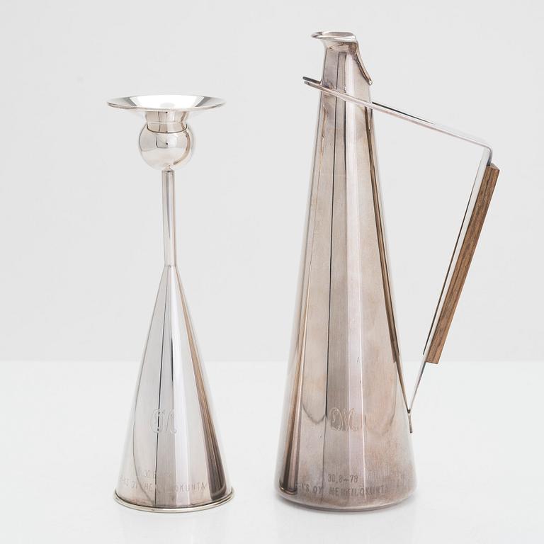 Ljusstake, silver, Kaj Blomqvist, Kultakeskus Tavastehus 1967 och kanna, silver, teak, Hopeatehdas Oy, Helsingfors 1962.
