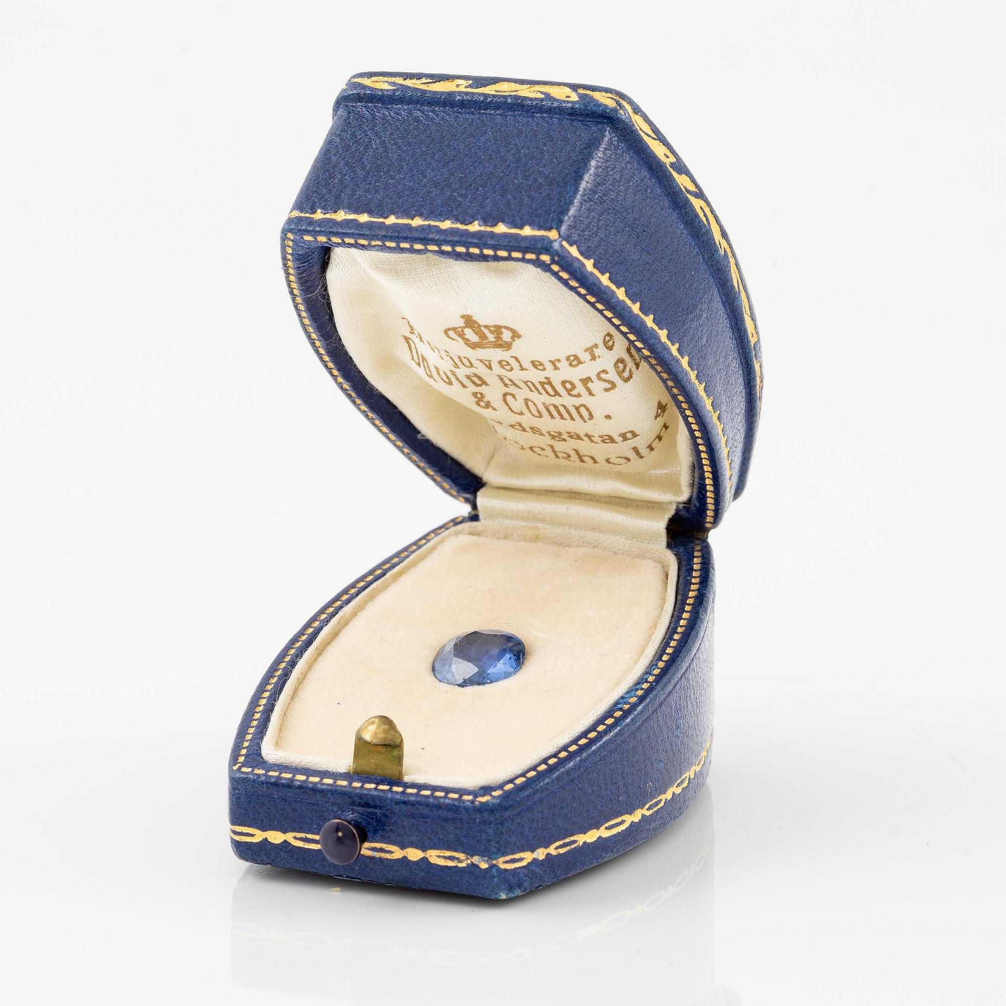 A loose sapphire in a fitted case from 1928.